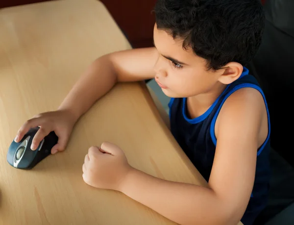 Маленький латинський хлопчик переглядає Інтернет — стокове фото