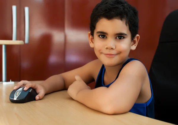 Ισπανόφωνος αγόρι που εργάζεστε σε έναν υπολογιστή στο σπίτι — Φωτογραφία Αρχείου