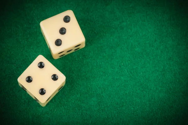 在绿色的赌桌上的两个骰子 — 图库照片