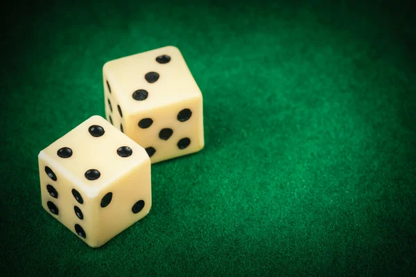 Dvě kostky na zelené herní stůl — Stock fotografie