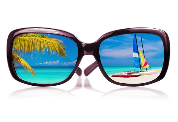 Γυαλιά ηλίου με σκηνές παραλία που αντανακλάται στο ποτήρι — Φωτογραφία Αρχείου