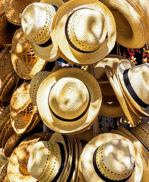 Hüte zum Verkauf auf einem kubanischen Markt — Stockfoto