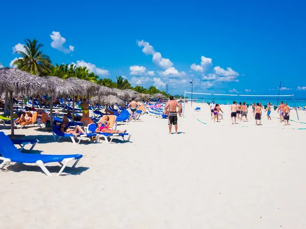 Jóvenes turistas en la playa de Varadero en Cuba — Foto de Stock