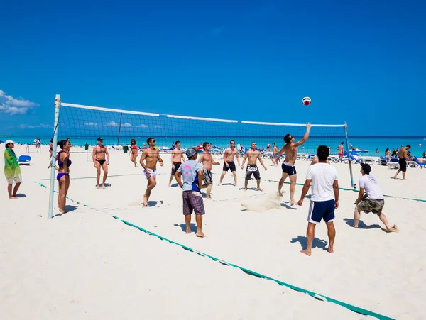 Turistas jogando vôlei em uma praia cubana — Fotografia de Stock