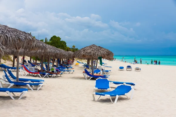 Τουρίστες χαλαρώνοντας σε μια παραλία της Κούβας — Φωτογραφία Αρχείου