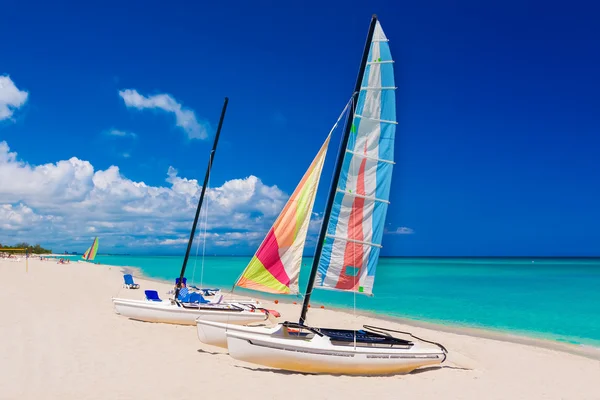 Πολύχρωμες βάρκες σε μια παραλία της Κούβας — Φωτογραφία Αρχείου