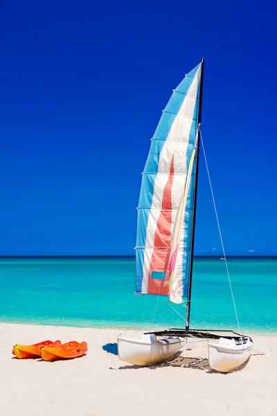 Colorful boats on a cuban beach — Stock Photo, Image