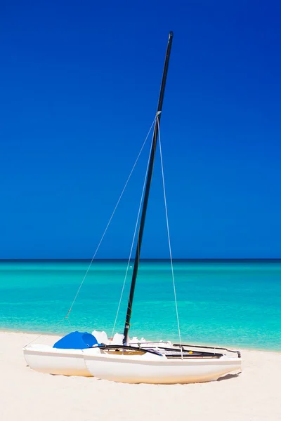 Zeilboten op een verlaten strand in cuba — Stockfoto