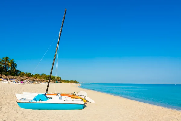Barcos à vela e guarda-chuvas em uma praia em Cuba — Fotografia de Stock