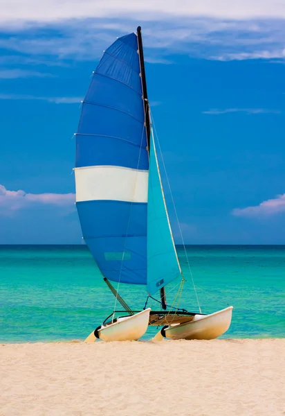 Barco à vela na praia em Cuba — Fotografia de Stock