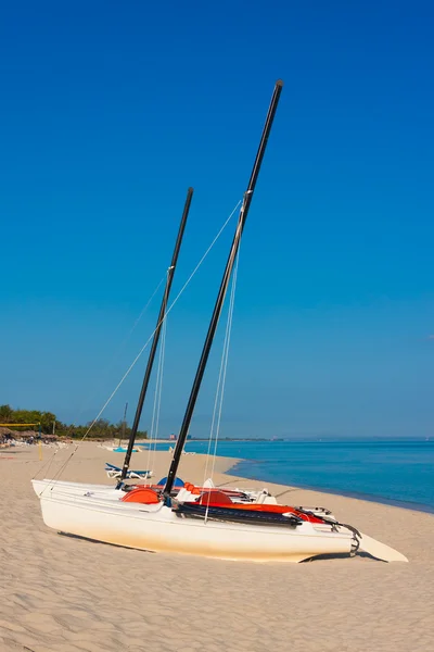 Vitorlás hajók a strandon, Kubában — Stock Fotó