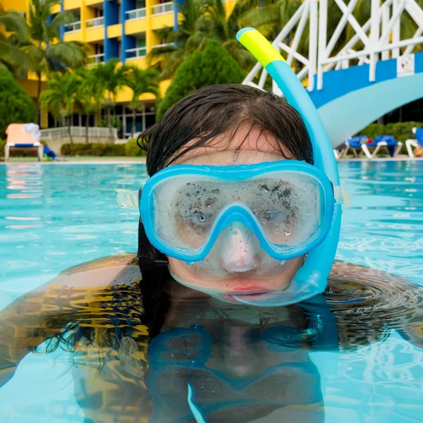 Barn som bär en dykning mask — Stockfoto