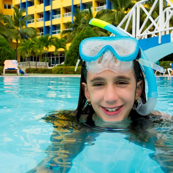 Leuk meisje op een zwembad — Stockfoto