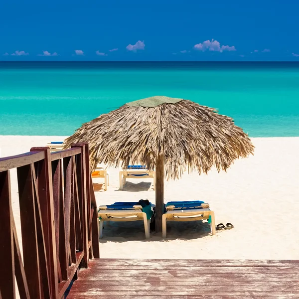 Deštník na tropické pláži v ccba — Stock fotografie