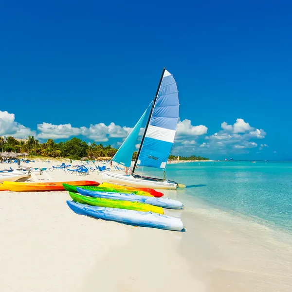 Лодки на тропическом пляже на Кубе Лицензионные Стоковые Изображения