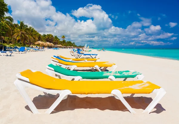 Letti colorati in una spiaggia tropicale a Cuba — Foto Stock