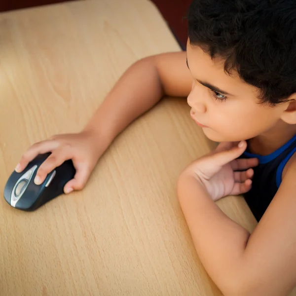 Hispánský dítě pracovat s počítačem — Stock fotografie