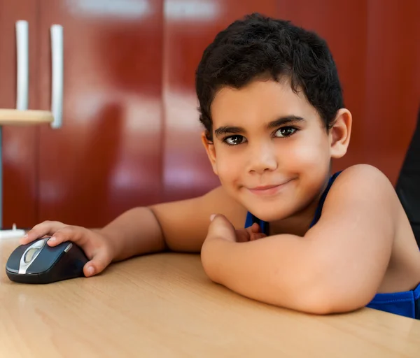 Hispánský dítě pracovat s počítačem — Stock fotografie