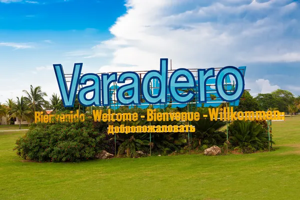 Varadero beach Küba'nın girişinde işaret — Stok fotoğraf