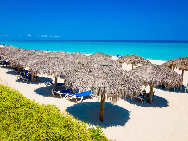 Thatched guarda-chuvas em uma praia em Cuba — Fotografia de Stock