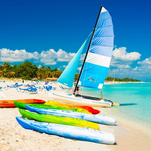 キューバの熱帯のビーチでレンタル ボート ストック写真