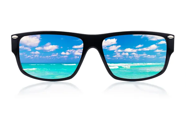 Sunglasses with reflections of the ocean — Stock Photo, Image