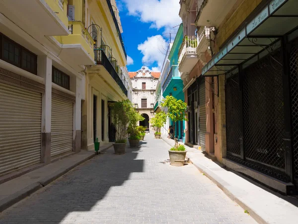 Rua típica em Havana Velha — Fotografia de Stock