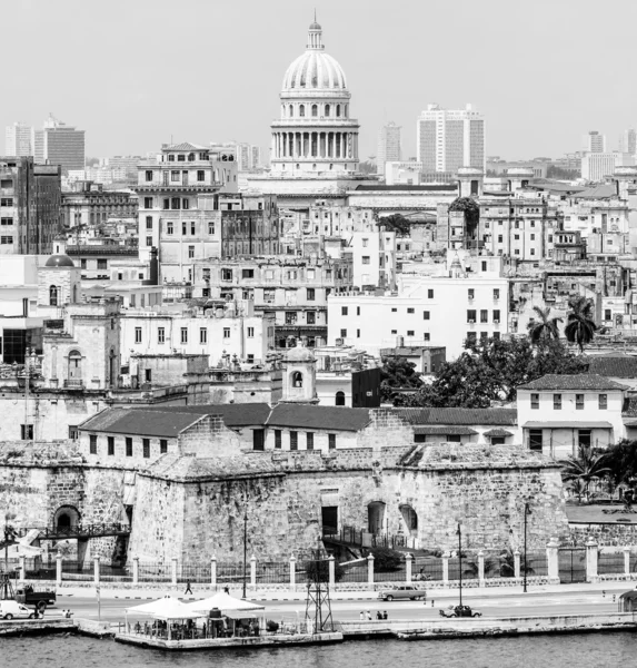 Staden i Havanna inklusive berömda byggnader — Stockfoto