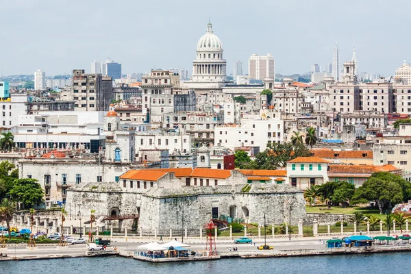 La ciudad de La Habana incluyendo edificios famosos — Foto de Stock