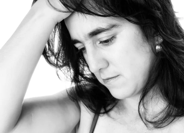Mulher hispânica triste em preto e branco — Fotografia de Stock