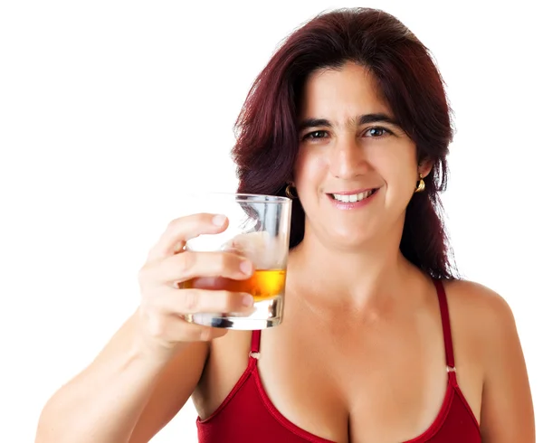 一杯威士忌的西班牙裔女人 — 图库照片
