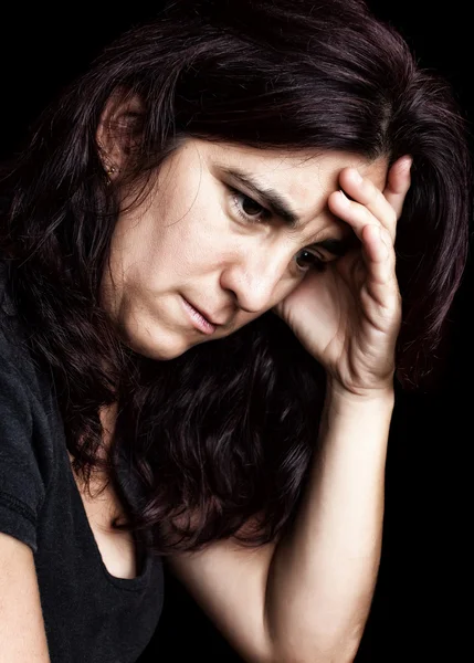 Depressive und traurige Frau isoliert auf schwarz — Stockfoto