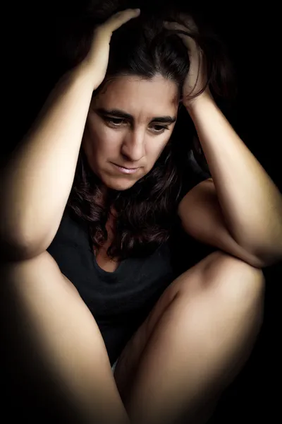 Депрессивная и грустная женщина сидит на полу — стоковое фото