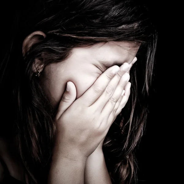 Grunge πορτρέτο μιας κοπέλας που κλαίει — Φωτογραφία Αρχείου