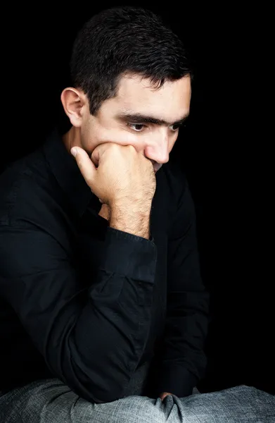 Homem hispânico com uma expressão triste e pensativa — Fotografia de Stock