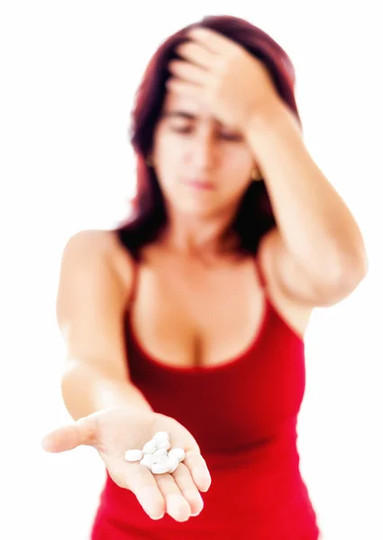 Mulher estendendo a mão cheia de comprimidos — Fotografia de Stock