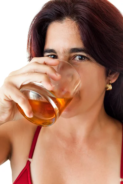 Gyönyörű spanyol nő iszik a whisky — Stock Fotó