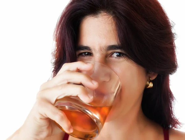 美丽的西班牙裔女人喝威士忌 — 图库照片