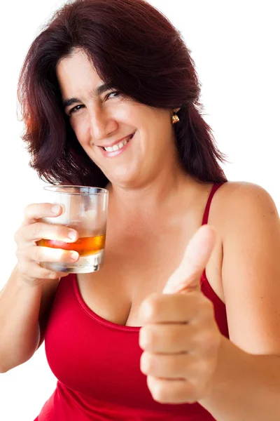Glückliche hispanische Frau trinkt Whisky — Stockfoto