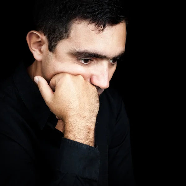 Hombre hispano pensando con un puño en la barbilla — Foto de Stock