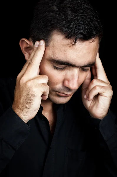 Homem hispânico sofrendo uma forte dor de cabeça — Fotografia de Stock