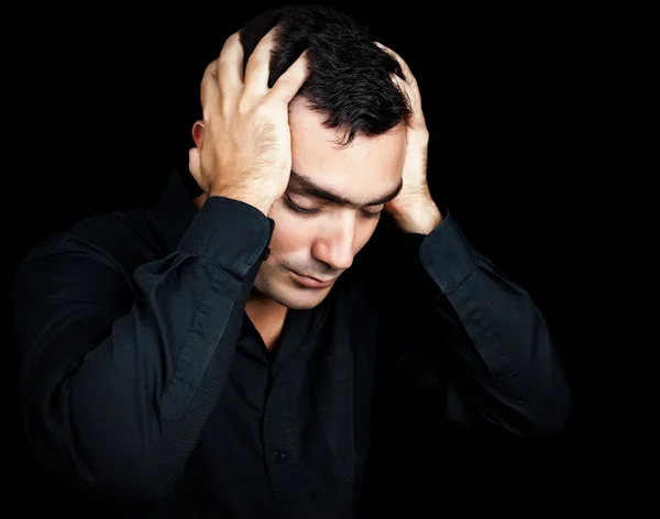 Uomo ispanico che soffre di un forte mal di testa o depressione — Foto Stock