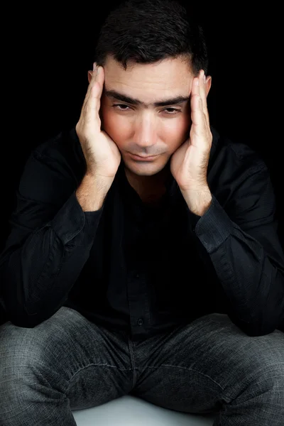 Spaanse man lijden een sterke hoofdpijn of depressie — Stockfoto