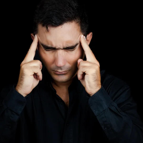 Hombre que sufre de un fuerte dolor de cabeza — Foto de Stock