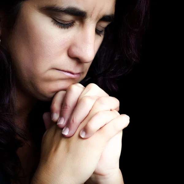 西班牙裔美国人的女人祈祷孤立上黑 — 图库照片