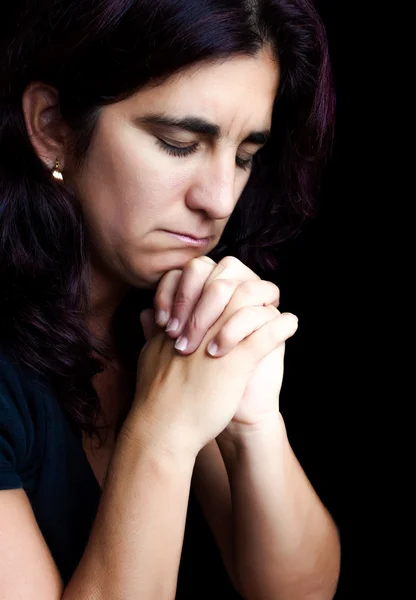 Ισπανόφωνος γυναίκα προσεύχεται απομονωμένες σε μαύρο — Φωτογραφία Αρχείου