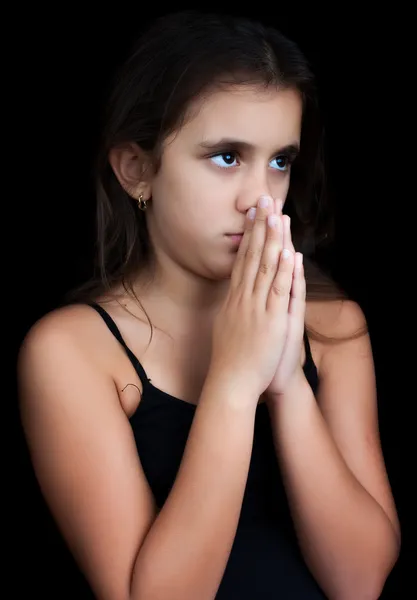 Ispanico ragazza pregando isolato su nero — Foto Stock