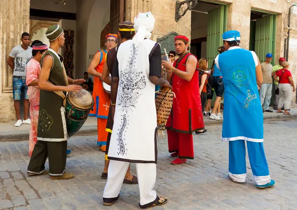 在哈瓦那老城中执行的热带音乐乐队 — 图库照片