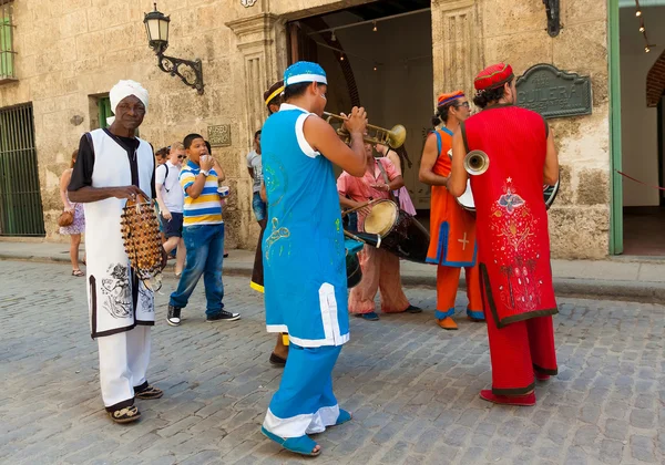 Banda de música tropical se apresentando em Havana Velha — Fotografia de Stock