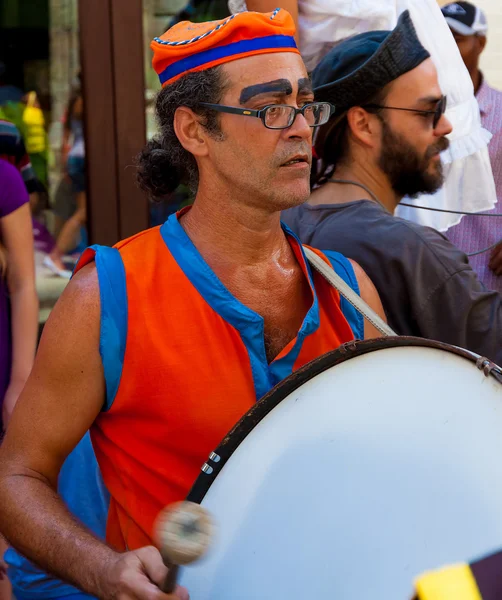 Artista tocando bateria em um carnaval de rua cubana — Fotografia de Stock